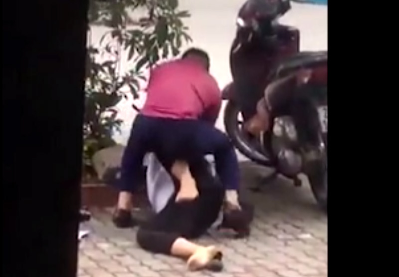 Clip: Vợ trẻ bị chồng đè xuống đường, đấm đá dã man - 2