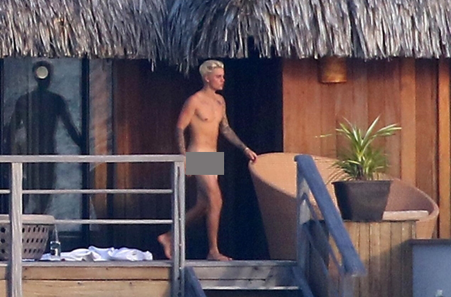Các tay săn ảnh đã quá quen với việc Justin Bieber không mặc gì vô tư đi lại nơi nghỉ dưỡng.