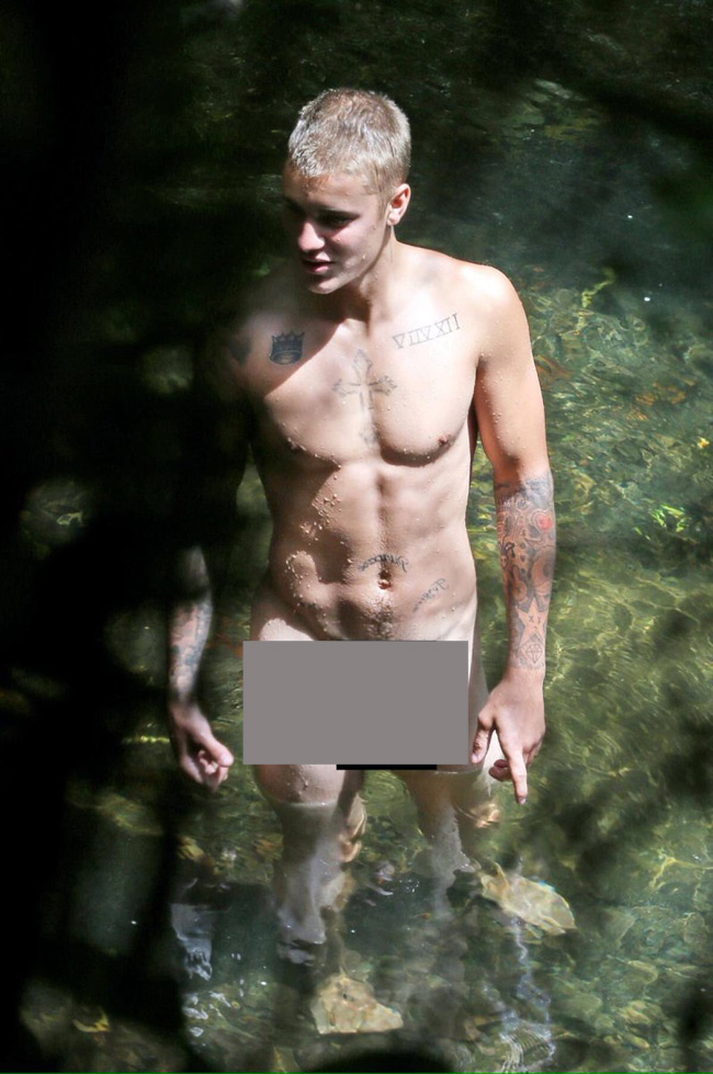 Giọng ca "Sorry" cũng không ngại lột trần để tắm cùng người tình. Bức hình khỏa thân của Justin ngay lập tức nóng ran trên cộng đồng mạng.