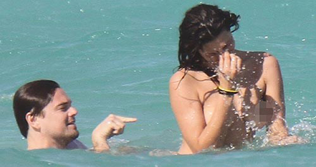 Leonardo DiCaprio tắm biển với gái lạ ngực trần. Có vẻ như ngoài sở thích "thay người yêu như thay áo", tài tử Titanic còn khoái "tắm tiên".