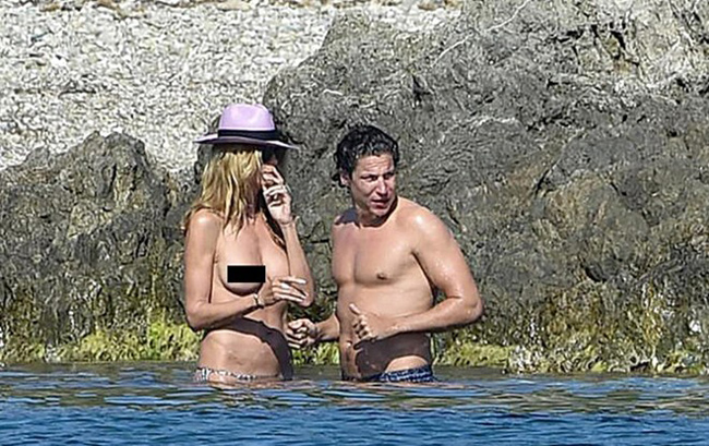 Siêu mẫu Heidi Klum để ngực trần tắm biển cạnh bạn trai kém 13 tuổi tại vịnh Saint-Tropez, Pháp.