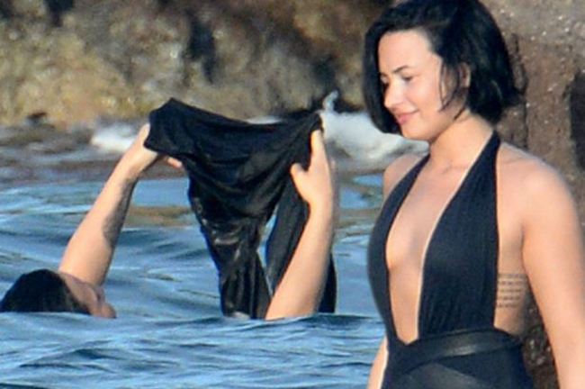 Bức hình Demi Lovato lột đồ để "tắm trần" đã bị các tay săn ảnh chụp lại.