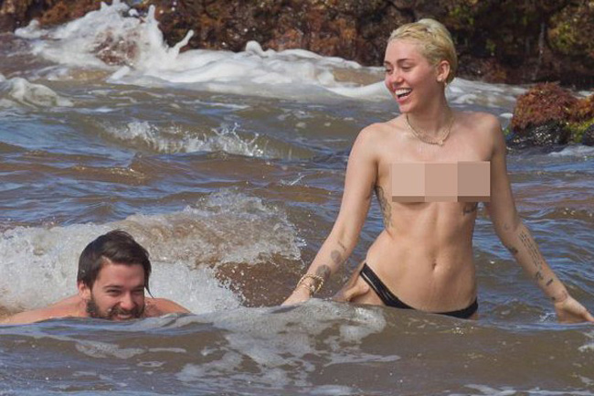 Miley Cyrus để ngực trần tắm biển với bạn trai. Bức hình được chụp năm ngoái.