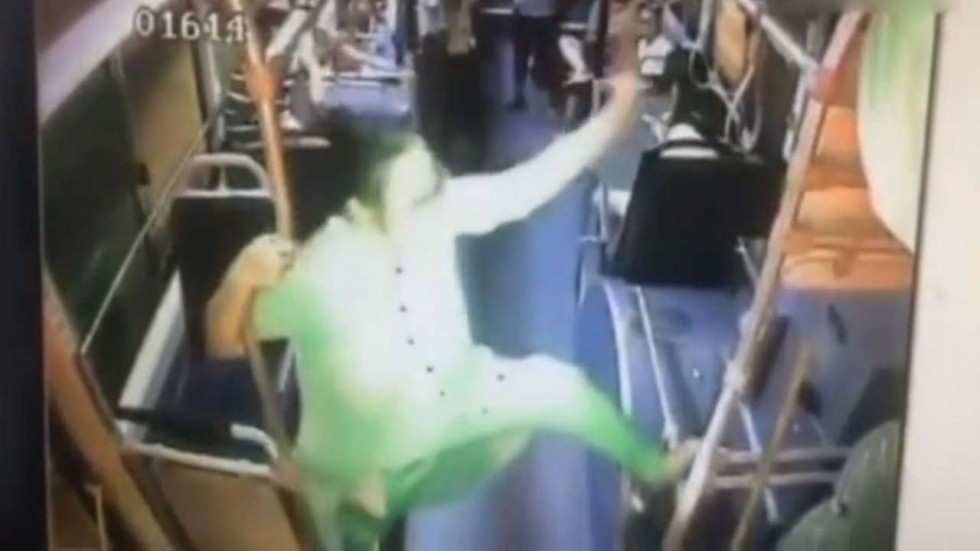 TQ: Quý bà trung niên ngang nhiên múa cột trên xe buýt - 1