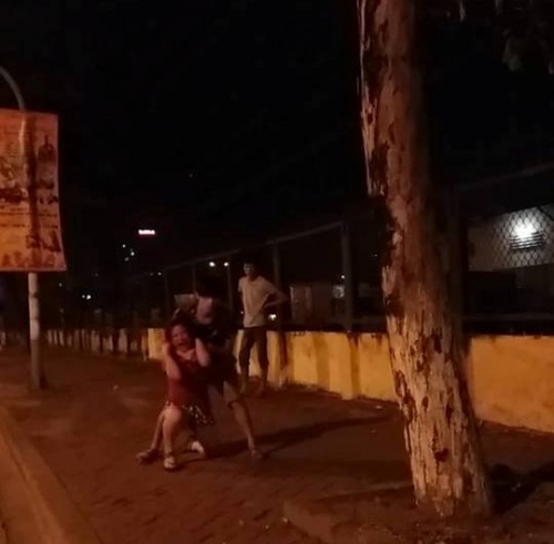 HN: Cô gái mang bầu bị "chồng hờ" đánh dã man giữa phố - 1