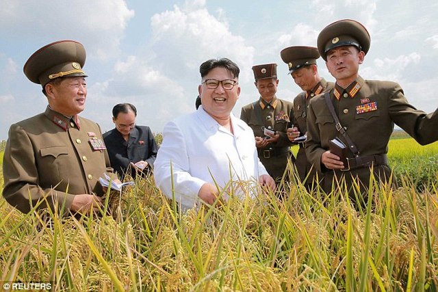 Ảnh Kim Jong-un tươi cười xuất hiện sau đợt lũ lịch sử - 3