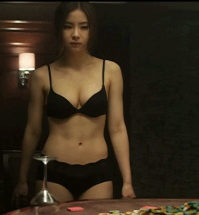 Trong cảnh cởi đồ chơi bài của phim Tazza phần 2, Shin Se Kyung là một trong hai nữ chính phải trút xiêm y trên màn ảnh.