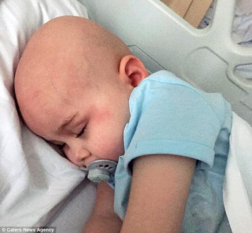Bé gái Anh 4 tuổi chiến thắng 7 khối ung thư trong cơ thể - 1