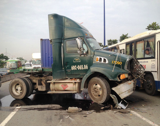 Container gây 3 vụ tai nạn liên tiếp, xa lộ Hà Nội kẹt cứng - 1