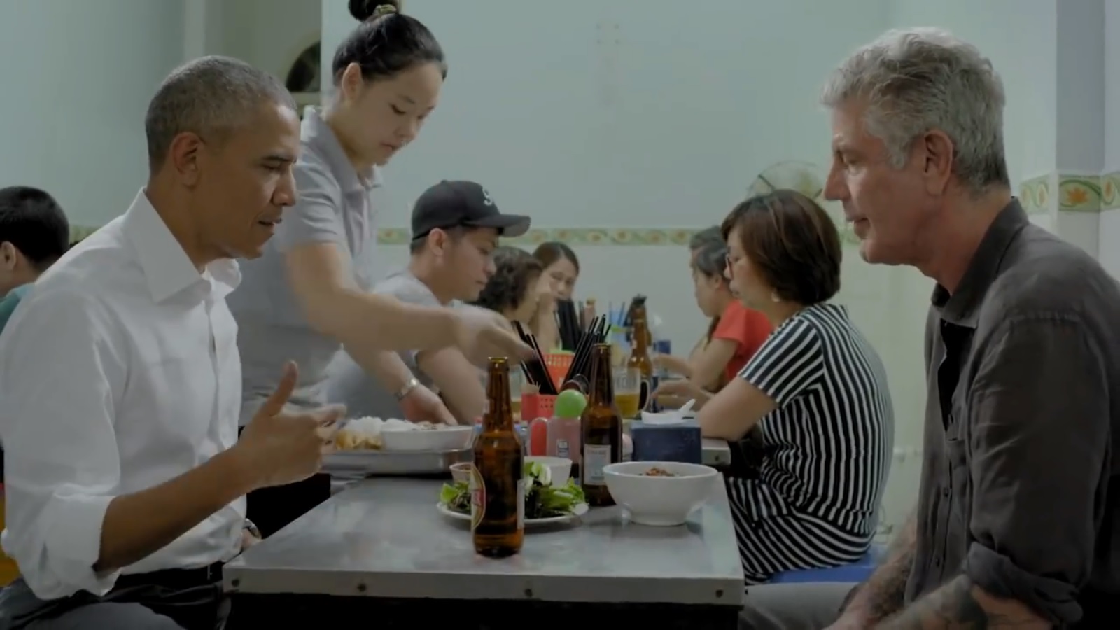 Đoạn phim đầu tiên về bữa bún chả của Obama ở Hà Nội - 1