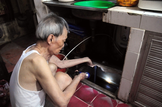 Ở giữa Thủ đô, 13 ngày mới dám tắm một lần - 1