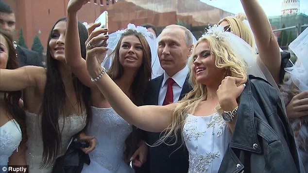 Putin chụp &#34;tự sướng&#34; cùng cô dâu Nga ở Quảng trường Đỏ - 1