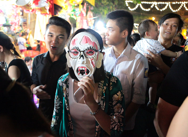 &#34;Ma quỷ&#34; lượn lờ dọa người trên phố đi bộ đêm Trung thu - 4