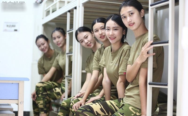 TQ: Nữ sinh học quân sự xinh hơn hoa hậu gây sốt - 1