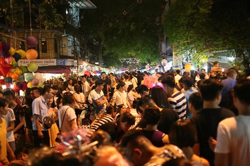 Phố Hàng Mã ngập đồ chơi 'ăn theo' Pokemon Go - 12