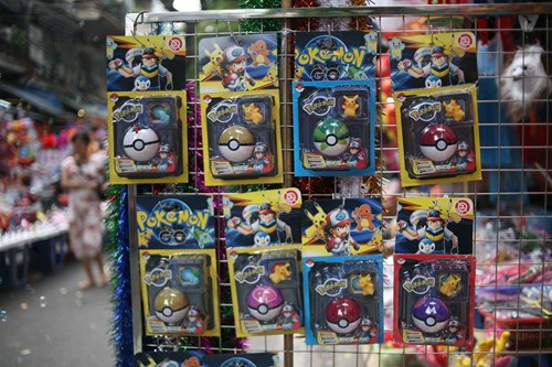 Phố Hàng Mã ngập đồ chơi 'ăn theo' Pokemon Go - 10