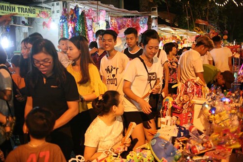 Phố Hàng Mã ngập đồ chơi 'ăn theo' Pokemon Go - 11