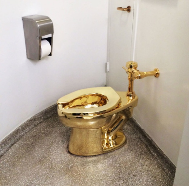 Mỹ: Lắp bồn cầu vàng nguyên khối trong toilet công cộng - 1