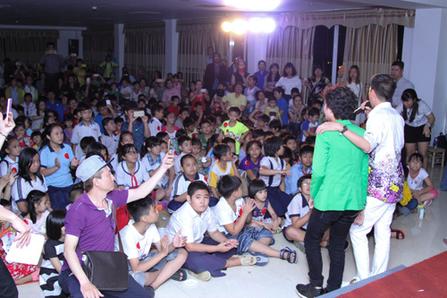 Mr. Đàm hát miễn phí, vui Trung thu cùng trẻ mồ côi - 3