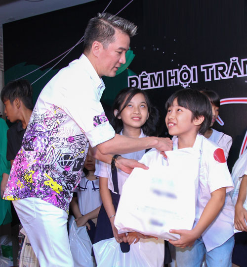 Mr. Đàm hát miễn phí, vui Trung thu cùng trẻ mồ côi - 5