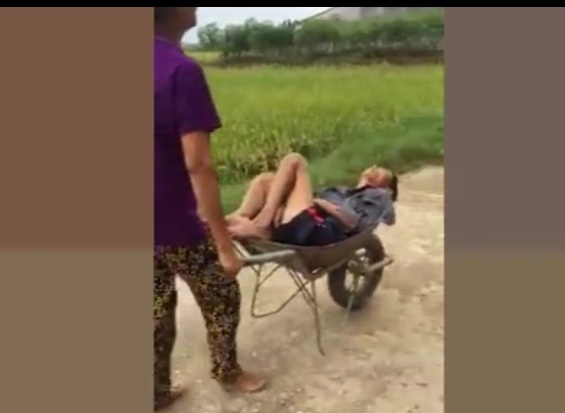 Vợ dùng xe cút kít chở chồng say xôn xao ở Thanh Hóa - 1
