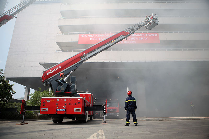 Xem diễn tập cứu 1.000 người “kẹt” ở cao ốc cao nhất VN - 4