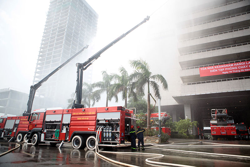 Xem diễn tập cứu 1.000 người “kẹt” ở cao ốc cao nhất VN - 7