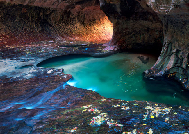 Bể bơi tự nhiên tuyệt đẹp nằm trong đường hầm Subway thuộc vườn quốc gia Zion, bang Utah, Mỹ.