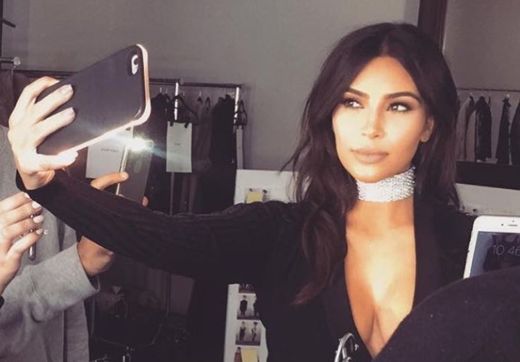 Nghiện selfie, Kim Kardashian chụp 6000 ảnh trong 4 ngày - 7