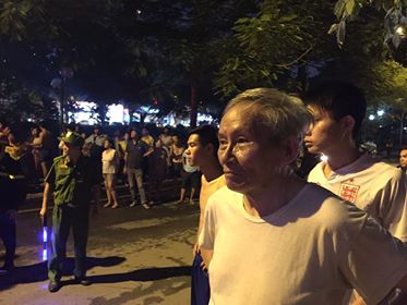 Cháy quán karaoke: Chân dài mặt nhuốm đen lao ra từ biển lửa - 2