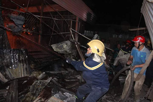 Hàng trăm kiốt cháy rụi, tiểu thương gào khóc cầu cứu - 3