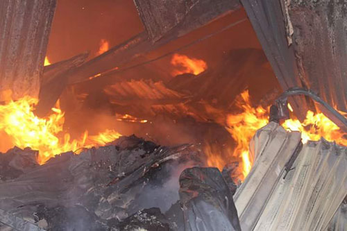 Hàng trăm kiốt cháy rụi, tiểu thương gào khóc cầu cứu - 2