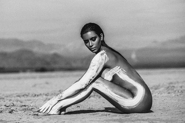 Thứ 2 mỗi tuần, Kim Kardashian sẽ tập trung vào phần chân, bắp tay, lưng và mông với 12 động tác, mỗi động tác từ 10 đến 12 lần. Tổ hợp 12 động tác này sẽ được lặp lại 2 - 3 lần, mỗi lần được nghỉ trong 1 phút.