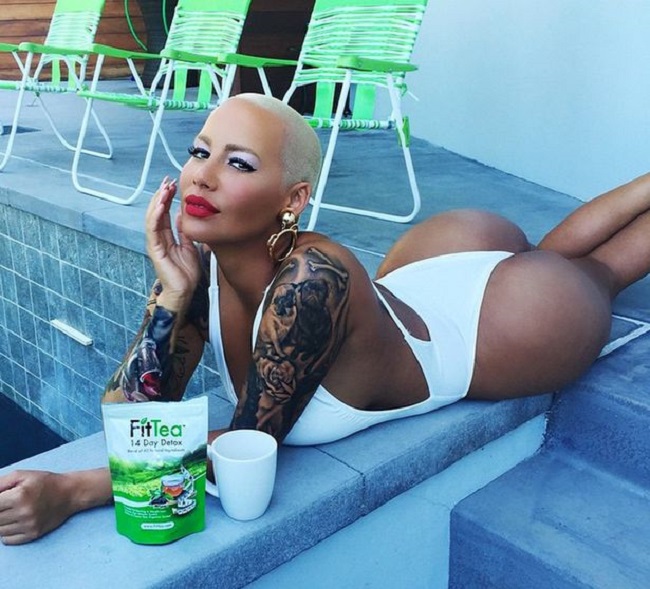 "Mẫu nữ đầu trọc" Amber Rose được xem là đối thủ đáng gờm nhất của cô Kim "siêu vòng 3". Bà mẹ 1 con này là người tình cũ của chồng Kim - nam ca sĩ Kanye West. Giống như Kim, Amber Rose cũng là một ngôi sao mạng xã hội với số người theo dõi Instragram đã lên tới hơn 12 triệu người. 