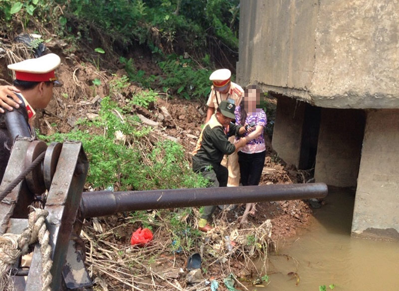 Nhảy sông tự tử không thành, vẫy tay cầu cứu CSGT - 1