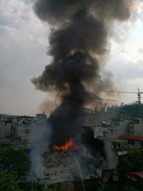 Cháy lán trọ công nhân giữa Thủ đô, dân hoảng loạn tháo chạy - 3