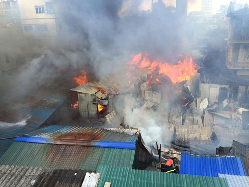 Cháy lán trọ công nhân giữa Thủ đô, dân hoảng loạn tháo chạy - 1
