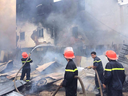 Cháy lán trọ công nhân giữa Thủ đô, dân hoảng loạn tháo chạy - 7