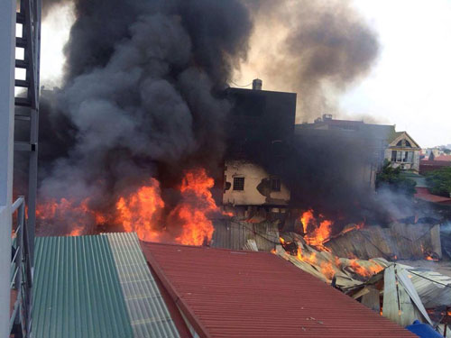 Cháy lán trọ công nhân giữa Thủ đô, dân hoảng loạn tháo chạy - 2