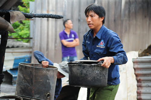 Cháy lán trọ ở HN: Công nhân bới đồ trong đống tro tàn - 5