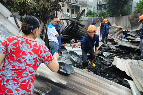 Cháy lán trọ ở HN: Công nhân bới đồ trong đống tro tàn - 4