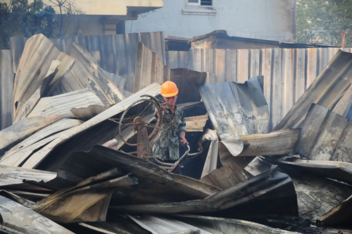 Cháy lán trọ ở HN: Công nhân bới đồ trong đống tro tàn - 2