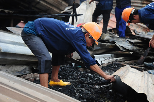 Cháy lán trọ ở HN: Công nhân bới đồ trong đống tro tàn - 3