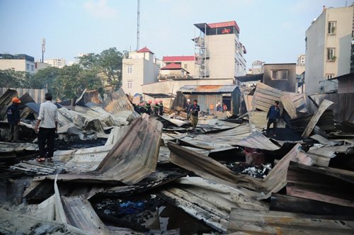 Cháy lán trọ ở HN: Công nhân bới đồ trong đống tro tàn - 1