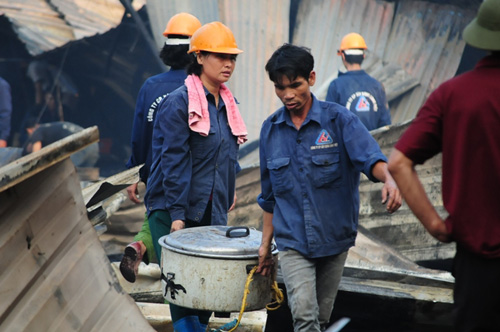 Cháy lán trọ ở HN: Công nhân bới đồ trong đống tro tàn - 8