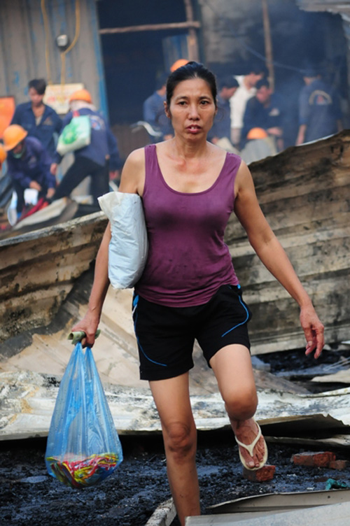 Cháy lán trọ ở HN: Công nhân bới đồ trong đống tro tàn - 10