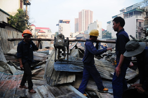 Cháy lán trọ ở HN: Công nhân bới đồ trong đống tro tàn - 6