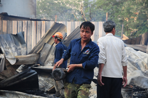 Cháy lán trọ ở HN: Công nhân bới đồ trong đống tro tàn - 7