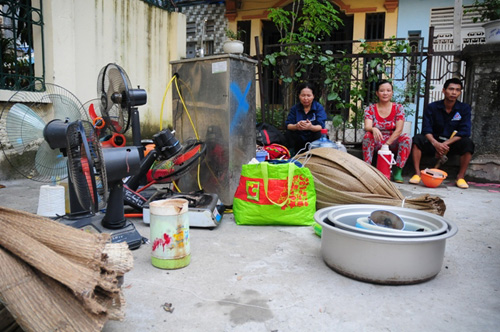 Cháy lán trọ ở HN: Công nhân bới đồ trong đống tro tàn - 12