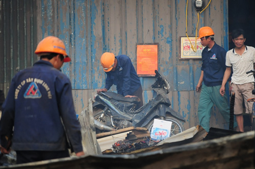 Cháy lán trọ ở HN: Công nhân bới đồ trong đống tro tàn - 9